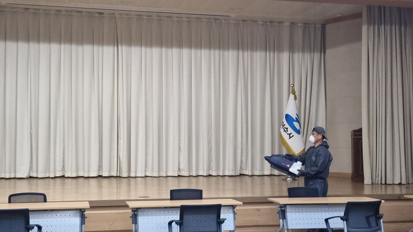 강당 소독 — 행사 공간을 소독하는 모습