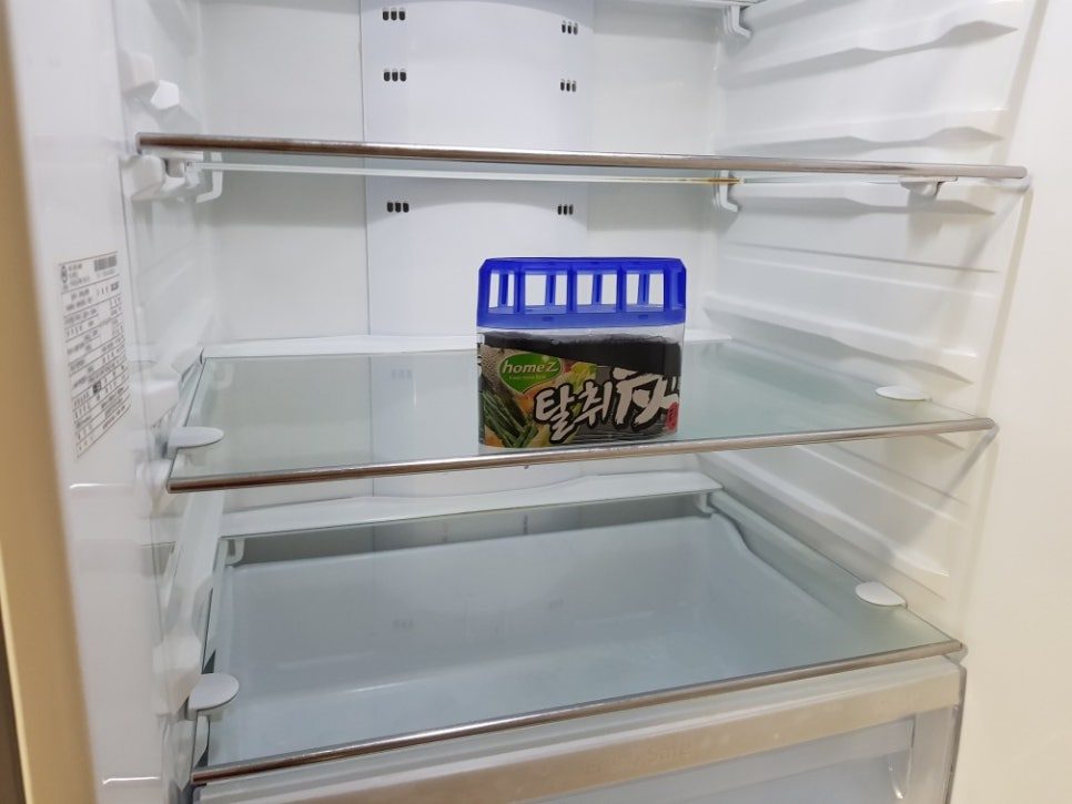 냉장고 안 — 청소를 마친 냉장고 내부