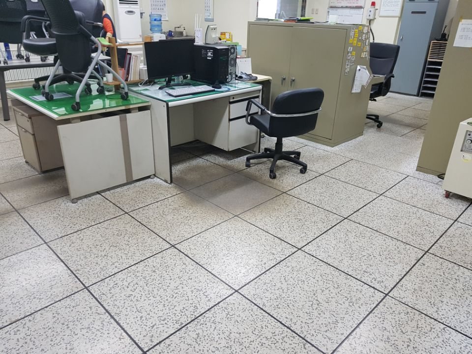 사무실 바닥 — 광이 오른 사무실 바닥